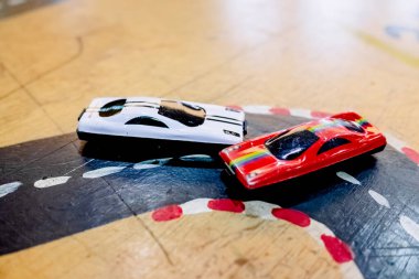 Oyuncak arabalar kaza yapar ve sigortaya para verir..