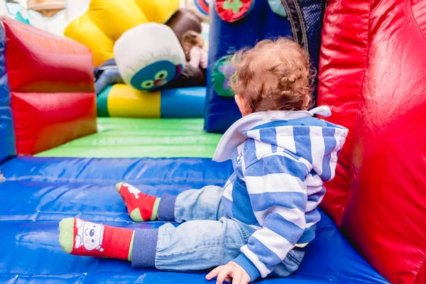 Bebé Sentado Castillo Inflable —  Fotos de Stock