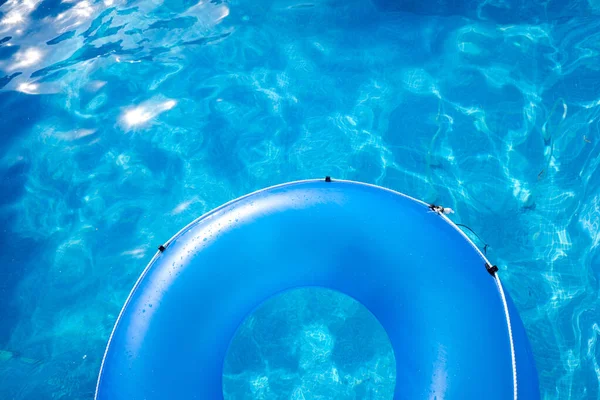 Gran Flotador Redondo Azul Una Piscina Agua Transparente Espacio Copia —  Fotos de Stock