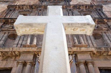 Beyaz taşa kazınmış haç, Hıristiyan dini kilisesinin önüne dikilmiş..