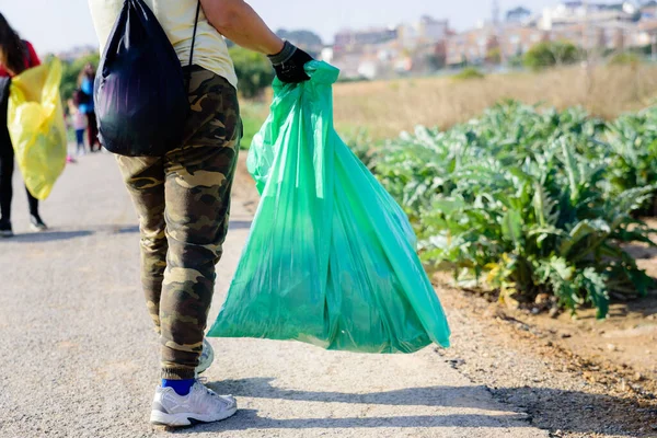 Voluntarios Ecológicos Limpiando Campo Contaminado Botellas Plástico — Foto de Stock