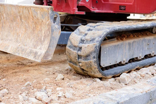 İnşaat alanındaki bir kazıcının tırtıl tekerlekleri..