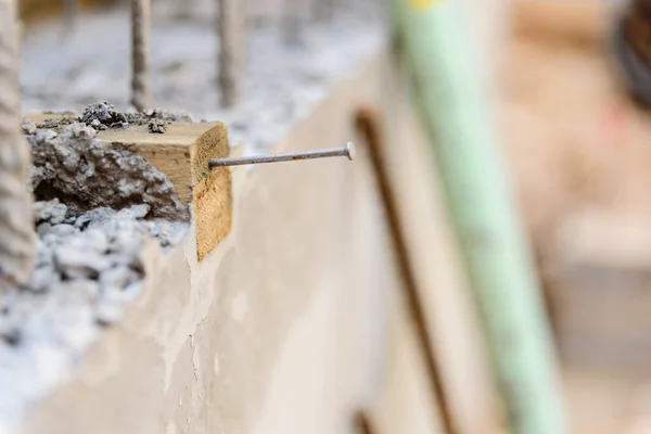 Clavo Acero Clavado Bloque Madera Sitio Construcción Con Fondo Fuera — Foto de Stock