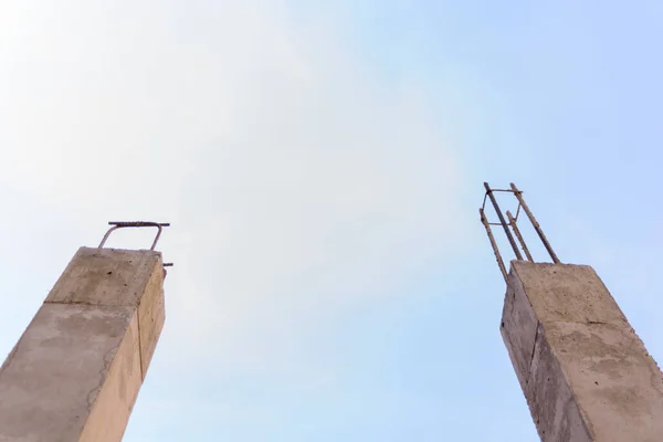 Twee Onafgewerkte Betonnen Stalen Pilaren Met Lucht Uit Het Oog — Stockfoto