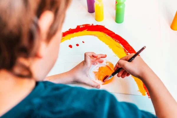 Pinceladas Niño Con Pintura Acrílica Sobre Papel Escuela — Foto de Stock
