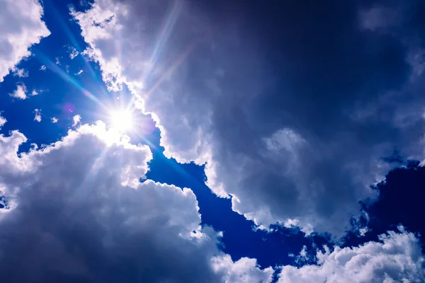 Die Sonne Geht Auf Zwischen Göttlich Inspirierten Bläulichen Gewitterwolken — Stockfoto