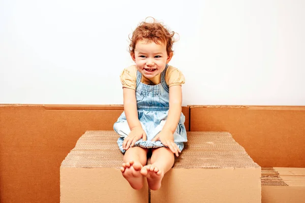 Portret Van Een Meisje Zittend Een Stapel Karabijn — Stockfoto