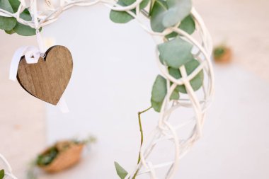 Metin ve bulanık arkaplan için yeri olan bedava asılı bir ahşap kalp..