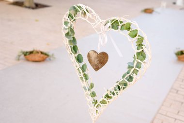 Metin ve bulanık arkaplan için yeri olan bedava asılı bir ahşap kalp..