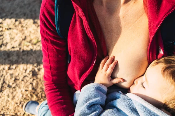Bebé Siesta Mientras Está Siendo Amamantado Por Madre Aire Libre — Foto de Stock