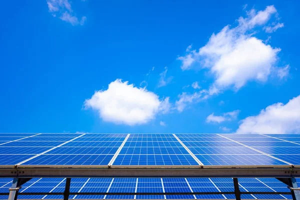 Słońce Zamienia Swoje Światło Energię Elektryczną Poprzez Silikonowe Panele Słoneczne — Zdjęcie stockowe