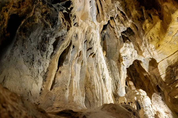 Сталактиты Сталагмиты Скалистых Стенах Большой Подземной Пещеры — стоковое фото