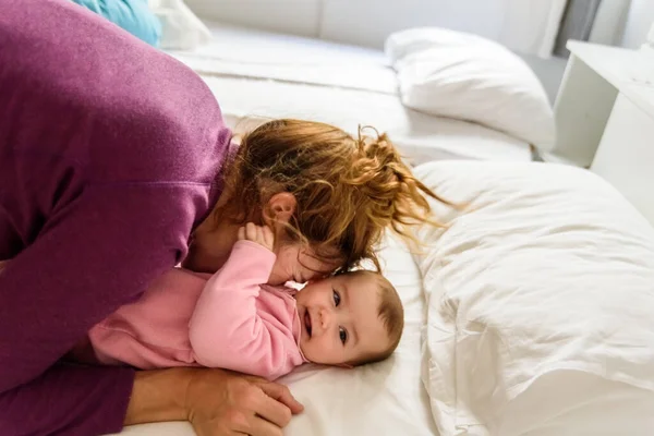 Madre Soltera Despertando Bebé Acostado Cama Haciendo Gestos Risa Felicidad — Foto de Stock