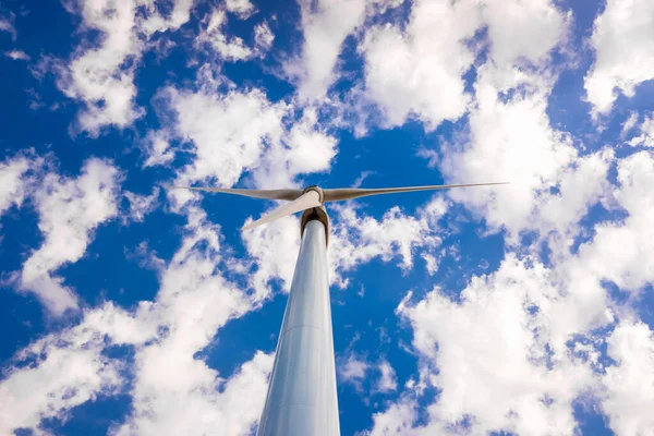 Moderne Windmolens Draaien Elektriciteit Wekken Van Onderaf Bekeken — Stockfoto