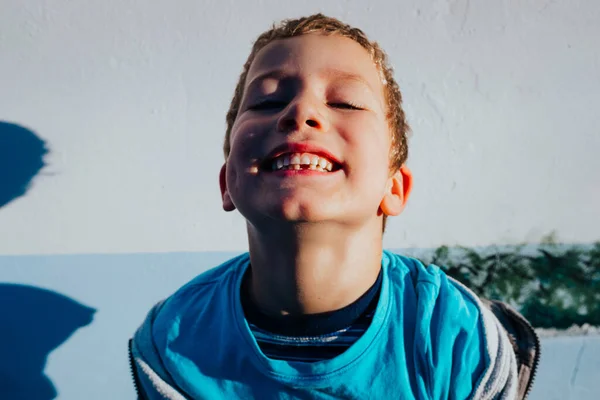 Anak Kehilangan Gigi Susu Pertamanya — Stok Foto