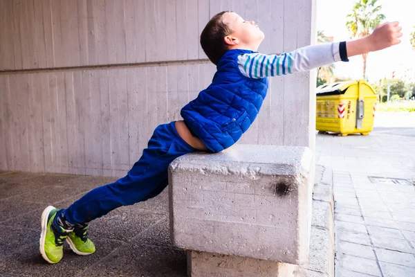 Anak Pemberani Dengan Sikap Keras Kepala Dan Kekuatan Bermain Kota — Stok Foto