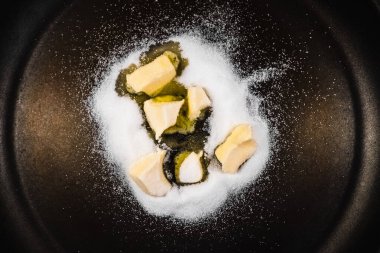 Elma sosu hazırlıyorum, tavada erimiş tereyağı ve şeker karamel yapmak için..