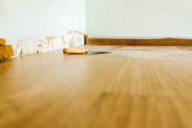 Bir odanın döşeme ve duvarlarında yenileme çalışmaları.