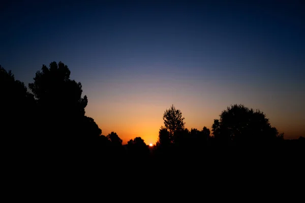 Sommardag Gryr Naturlig Bakgrund Med Solen Precis Bakom Bergen — Stockfoto