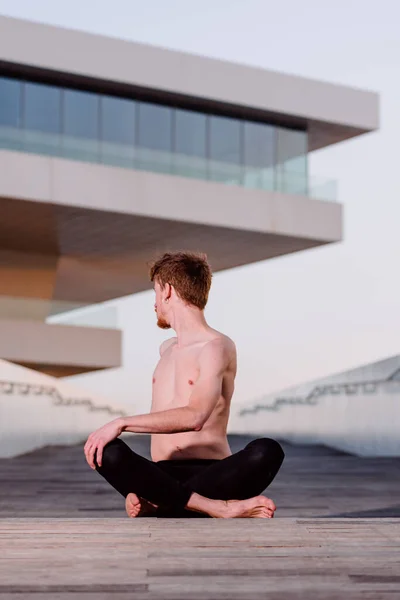 Guru Yogası Nilüfer Pozisyonunda Oturarak Çıplak Gövdesini Geriyor — Stok fotoğraf