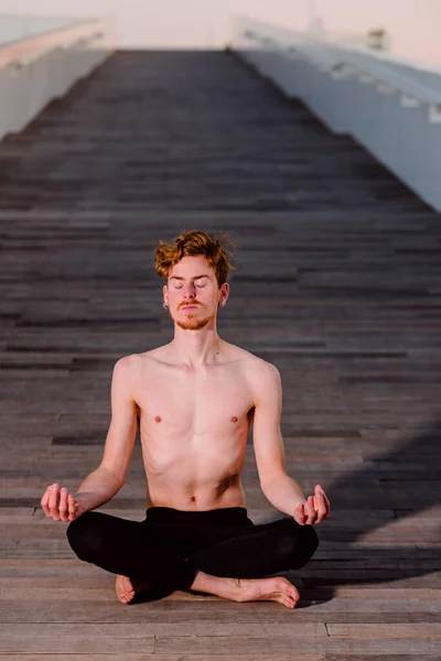 Young Yoga Practitioner Training Her Poses Legs Crossed Sitting Wooden — Stock Photo, Image