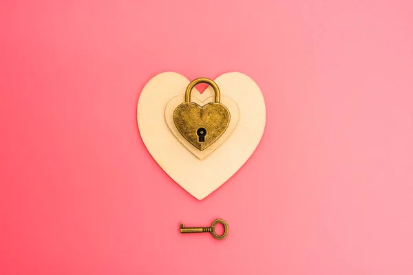 Pink Background Romantic Heart Shaped Padlock Chained Love Concept — Stock Photo, Image