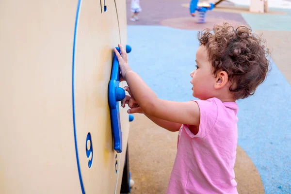 Retrato Una Niña Jugando Despreocupada Parque Exenta Obligación Llevar Máscara —  Fotos de Stock