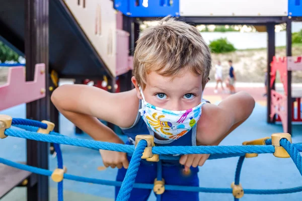 Niño Sentado Patio Recreo Lleva Una Máscara Higiene Infantil Durante —  Fotos de Stock