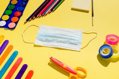 Okul malzemeleri, yüz maskesi, okula geri dönüş..