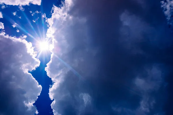 Uva Och Uvb Solens Strålar Passerar Genom Atmosfären Och Molnen — Stockfoto