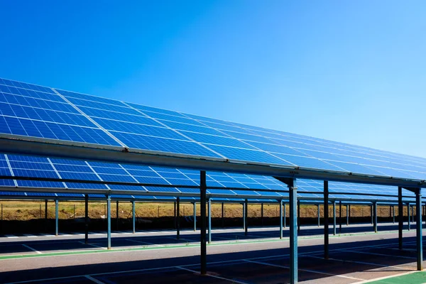Parking Przekształcony Instalację Paneli Słonecznych Celu Przekształcenia Energię Elektryczną — Zdjęcie stockowe