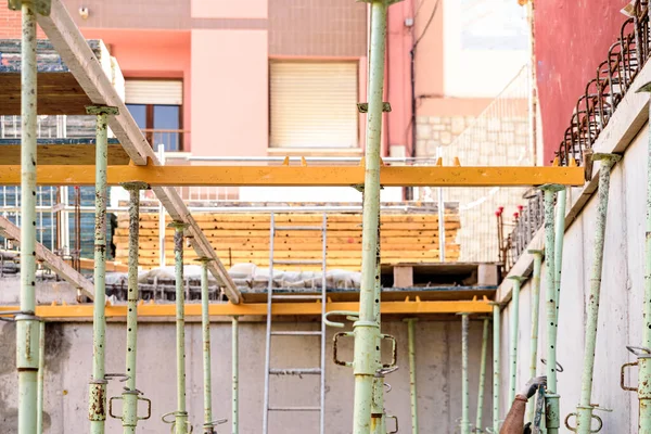 Робітники Розміщують Опорні Бруси Цементування Структури Будівлі Цементом — стокове фото
