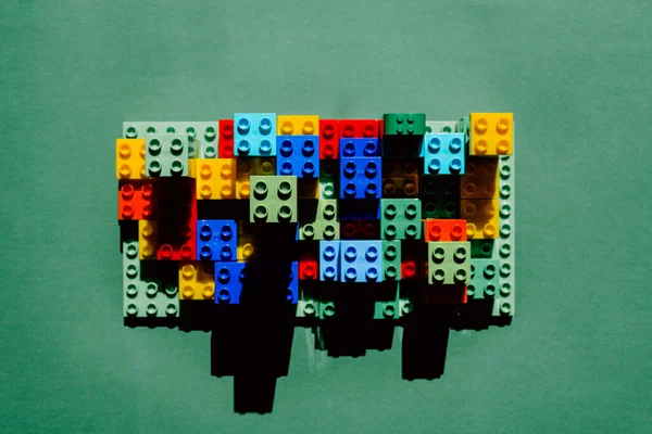 Güneşin Sert Gölgeleri Olan Renkli Plastik Blokları Olan Bir Yapı — Stok fotoğraf