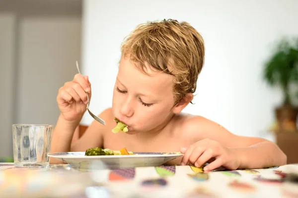 Niño Come Brócoli Saludable Mediodía Con Tenedor Verano Casa Con —  Fotos de Stock