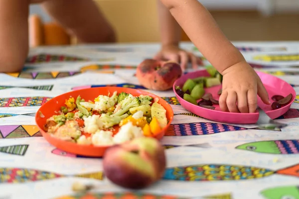 Detalle Plato Con Verduras Para Niños Una Mesa — Foto de Stock