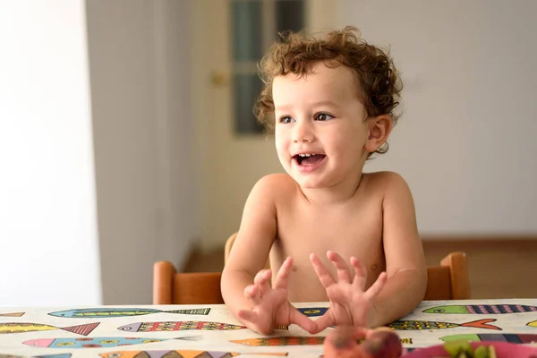 Divertido Adorable Niña Con Expresión Humorística Durante Comida — Foto de Stock