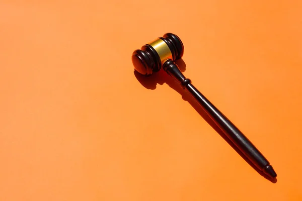 Gavel Isolado Fundo Laranja — Fotografia de Stock