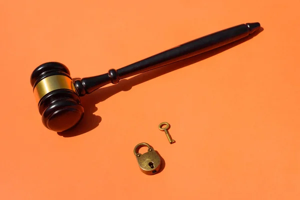 Gavel Com Cadeado Isolado Sobre Fundo Laranja — Fotografia de Stock