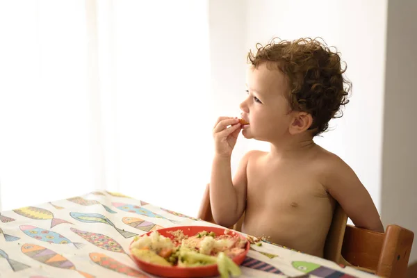 Niña Come Verduras Sentada Comedor Con Espacio Negativo Blanco — Foto de Stock