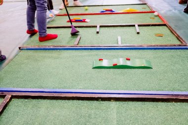 Tanınmayan çocuklar minyatür golf oynuyor, çocuk aktiviteleri....