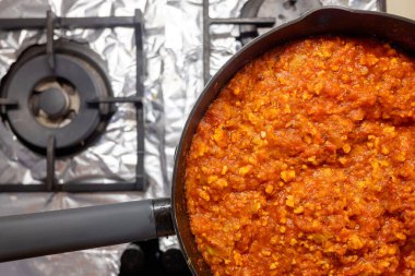 Geleneksel bir mutfakta tavada domatesli kızarmış sebze sosu..