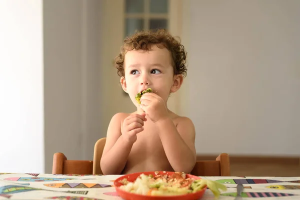 Bebé Dos Años Alimenta Usando Sus Manos Una Manera Saludable —  Fotos de Stock