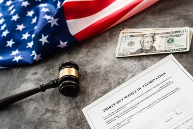 Amerikan bayrağının arka planında, kira sözleşmesinin feshinden 30 gün önce....