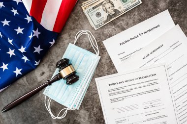 Coronavirus salgını kirasını ödemek zorunda kalanlara, tokmak ve Amerikan bayrağıyla arkaplanlara zarar verdi..