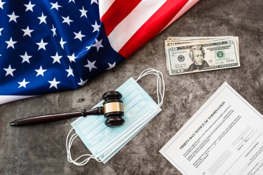 Amerikan bayrak çerçeveleme belgeleri kiracılara kira ödemedikleri için tahliye tavsiyesi veriyor.