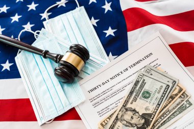 İşine son verilmesine 30 gün kala, yüz maskesi takan ve ciddi bir kriz yüzünden işini kaybeden kiracıya dikkat edin..