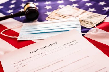 Kira sözleşmesi belgesi, yanında bir Amerikan bayrağı, birkaç maske ve bir avukat tokmağı..