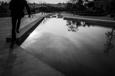 Bir adam aceleyle koşar, hareket algısı için odaklanamaz, klasik siyah beyaz bir imajla..