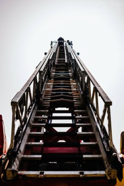 Bir itfaiye aracının yüksek mevzilendirilmiş merdiveni.