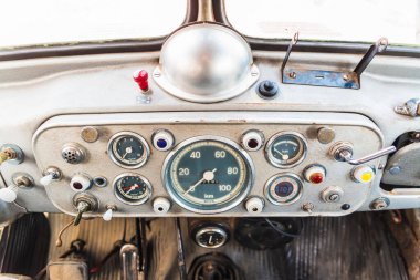 Eski bir vintage kamyonun gösterge panelinin ayrıntıları.